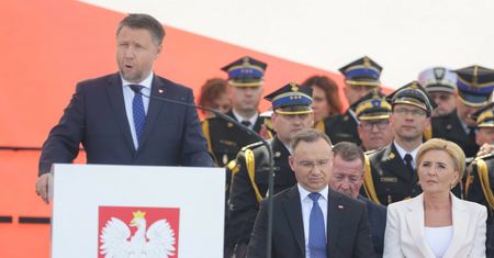 Bełkotliwe wystąpienie ministra. Raport: winne podmuchy wiatru