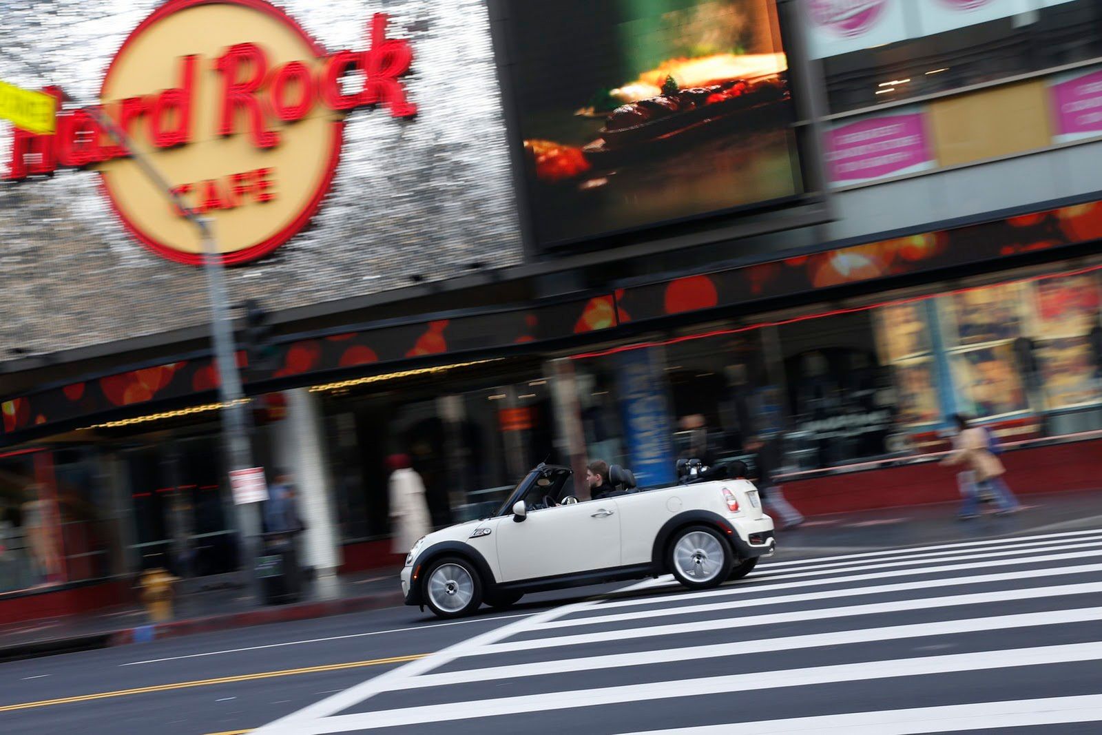 Galeria Mini jako celebracja sprzedaży półmilionowego egzemplarza w USA 18