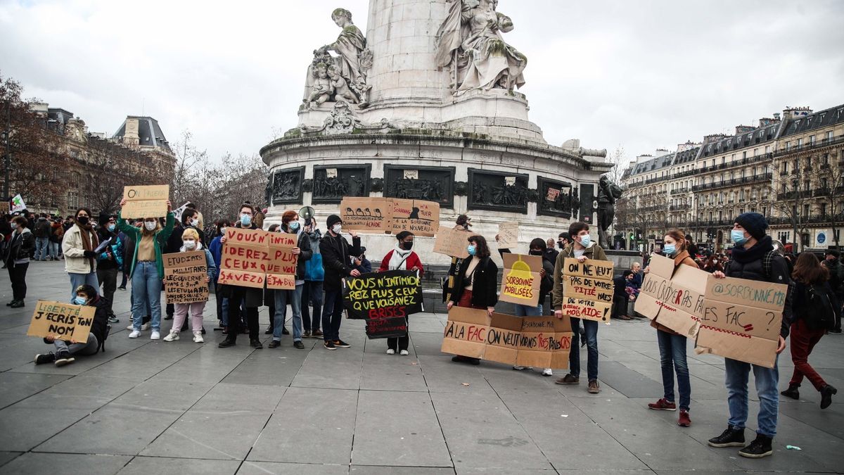 Protest we Francji przeciwko obostrzeniom covidowym.