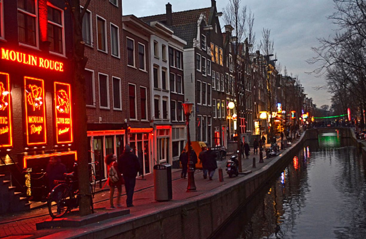 Koniec dzielnicy czerwonych latarni? Trwa porządkowanie Amsterdamu