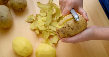 Wielu gotuje ziemniaki w wodzie. Istnieje jednak znacznie lepszy sposób