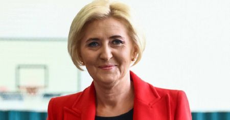 Eleganckie cygaretki to hit sezonu. Agata Duda często je nosi