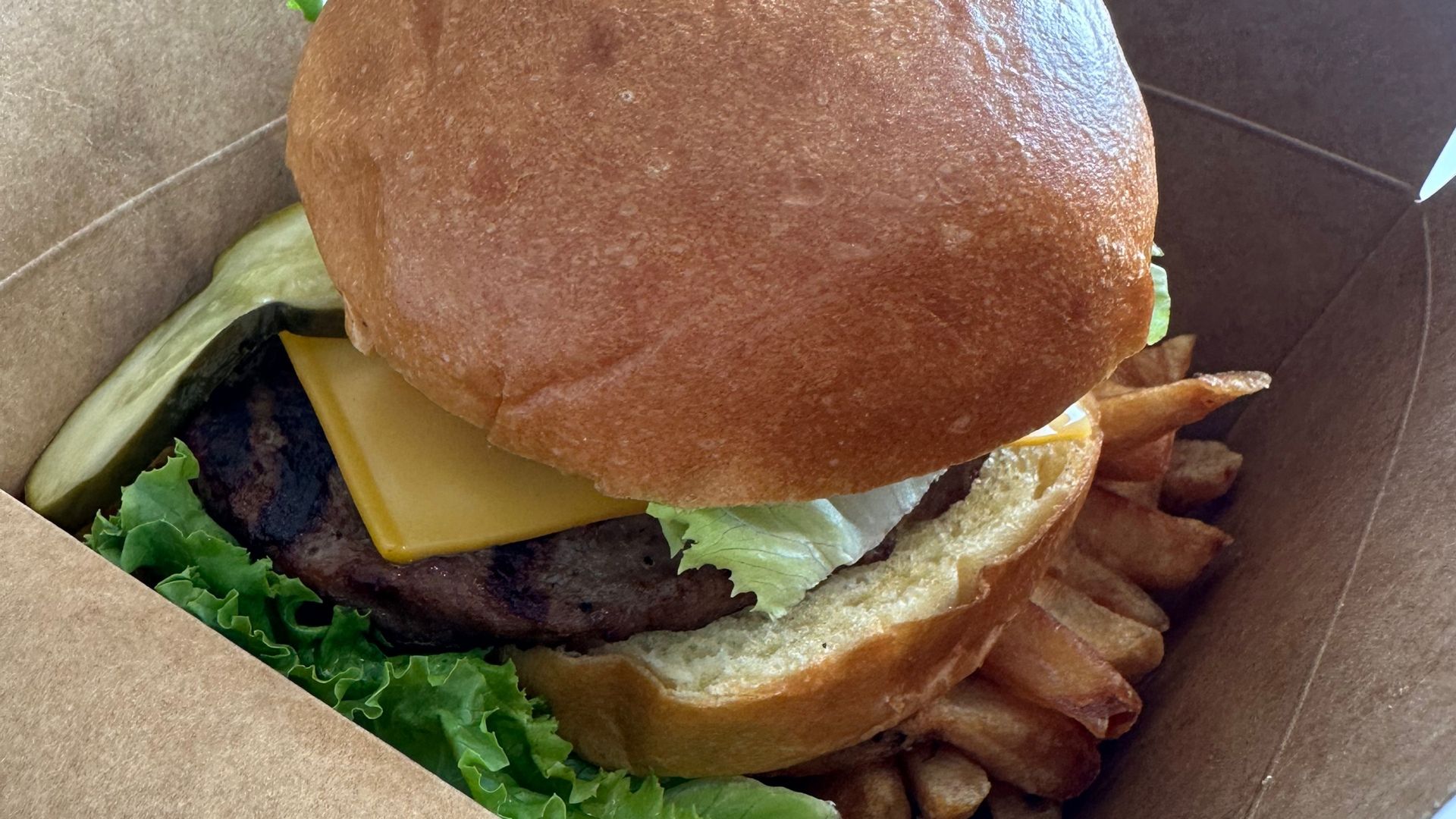 Okazjonalne sięgnięcie po &quot;niezdrowe&quot; jedzenie może w pewnych sytuacjach wspierać układ pokarmowy.
