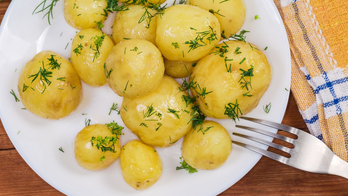 Młode ziemniaki z koperkiem