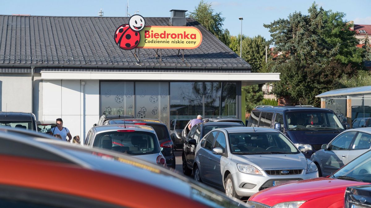 Biedronka zbuduje na parkingach przy swoich sklepach 600 stacji ładowania samochodów elektrycznych