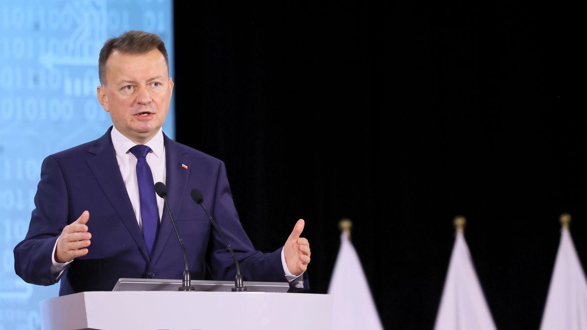 Warszawa, 26.10.2021. Minister obrony narodowej Mariusz Błaszcza bierze udział w Forum Innowacyjności Sił Zbrojnych 2021 na Wojskowej Akademii Technicznej, 26 bm. w Warszawie. Podczas forum będą omawiane m.in. innowacyjność na rzecz Sił Zbrojnych RP, Europejski Fundusz Obronny jako szansa dla polskiego sektora obronnego czy technologie kosmiczne i satelitarne dla potrzeb obronności i bezpieczeństwa. Wydarzenie jest organizowane przez Ministerstwo Obrony Narodowej, Narodowe Centrum Badań i Rozwoju oraz Wojskowa Akademia Techniczna. (aldg) PAP/Leszek Szymański