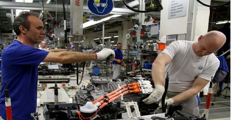 Motoryzacja. Volkswagen liczy koszty i przenosi produkcję do Polski