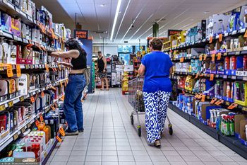 Polacy wskazali, co ich wkurza na zakupach. Co trzeci mówił o alejkach