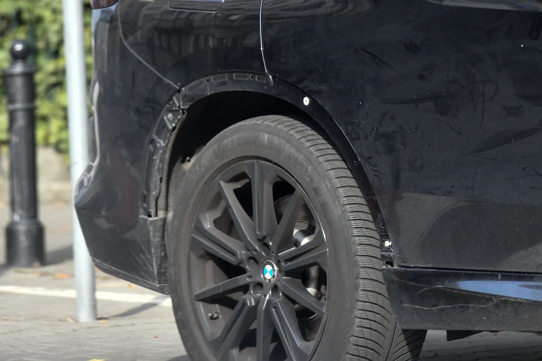 Uszkodzone auto Agnieszki Kaczorowskiej i Marcina Rogacewicza