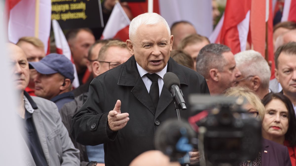 Opposition party PiS (Law and Justice) leader Jaroslaw Kaczynski speaks to his supporters during an anti-government protest in Warsaw, Poland, on September 14, 2024. Several hundred PiS (Law and Justice) party supporters gather outside the Ministry of Justice in Warsaw in an anti-government protest against the ruling coalition led by the pro-European Union Prime Minister Donald Tusk. (Photo by Aleksander Kalka/NurPhoto via Getty Images)