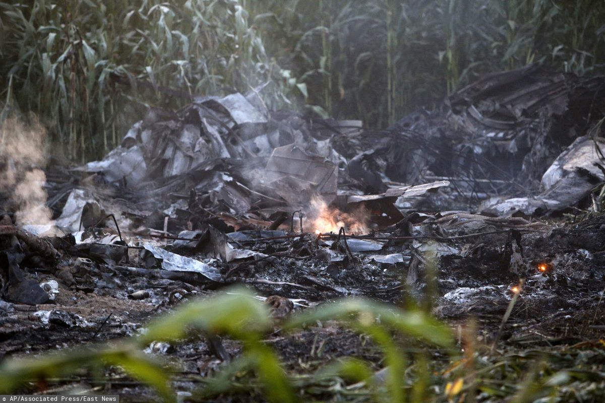 Zgliszcza po pożarze samolotu An-12 który w sobotę wieczorem rozbił się na terenie Grecji
AP