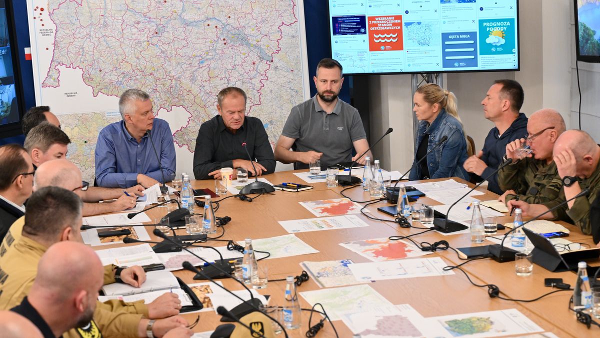 Wrocław, 22.09.2024. Premier Donald Tusk (6P), wicepremier, minister obrony narodowej Władysław Kosiniak-Kamysz (5P), minister edukacji Barbara Nowacka (4P) oraz szef MSWiA Tomasz Siemoniak (7P) podczas narady sztabu kryzysowego we Wrocławiu, 22 bm. W trakcie spotkania omówiona została bieżąca sytuacja powodziowa w południowo-zachodniej Polsce. (mr) PAP/Maciej Kulczyński