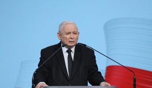 Nieoczekiwany początek konferencji Kaczyńskiego. Pokazali Sikorskiego