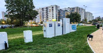 Warszawa: Zmora "świętych" skrzynek. Dlaczego nie można ich zakryć?