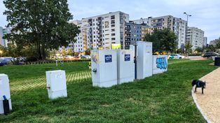 Warszawa: Zmora "świętych" skrzynek. Dlaczego nie można ich zakryć?