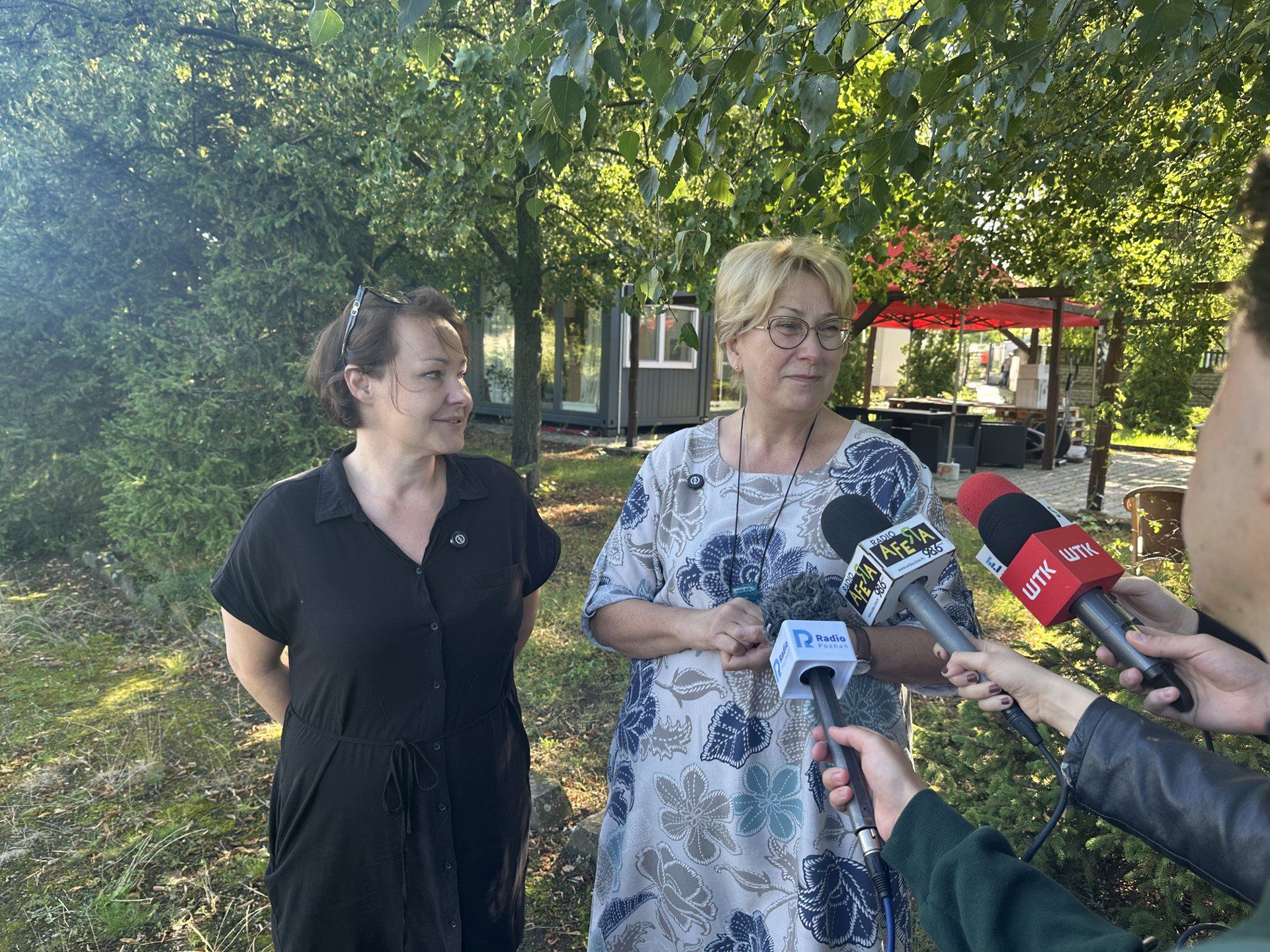 Anna Michalak i Weronika Korzeniowska przy schronisku dla bezdomnych ul. Krańcowa 10 w Poznaniu