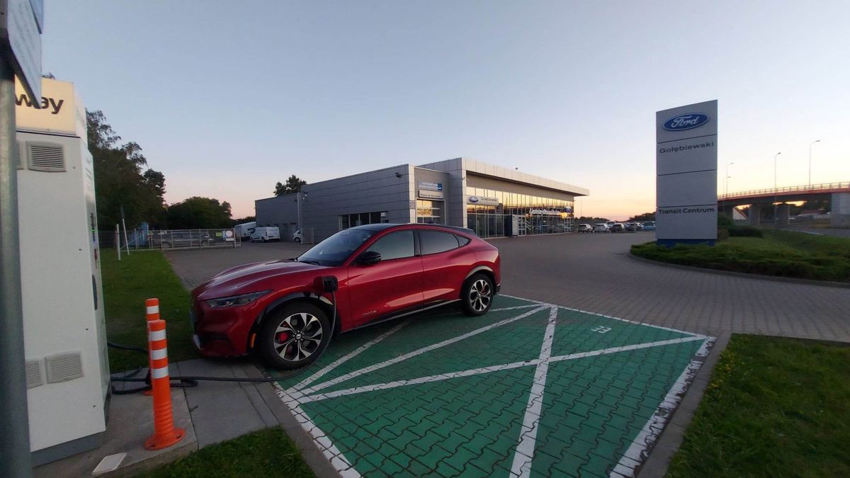 Ford Mustang Mach-E na stacji ładowania w Elblągu - to miejsce odwiedzałem kilka razy - w okolicy nie ma nic poza salonem samochodowym, ale stacja działała.