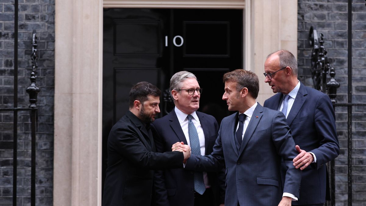 Britain's Prime Minister hosts leaders of Ukraine, Germany and France at 10 Downing Street
epa12578712 Ukraine's President Volodymyr Zelensky (L) and France's President Emmanuel Macron (R) shake hands on the 10 Downing Street doorstep after a meeting with Britain's Prime Minister Keir Starmer (C) and Germany's Chancellor Friedrich Merz (2-R) in London, Britain, 08 December 2025.  EPA/ADRIAN DENNIS / POOL  MAXPPP OUT 
Dostawca: PAP/EPA.
ADRIAN DENNIS / POOL
diplomacy, Horizontal