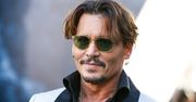 Johnny Depp mknie przez lotnisko u boku tajemniczej blondynki (ZDJĘCIA)