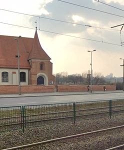 Proboszcz wybudował restauracje na cmentarzu. To "robienie zupy na kościach"