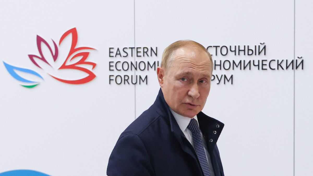 A handout photo made available by TASS Host Photo Agency shows Russia's President Vladimir Putin arrives to attend a plenary session of the 2022 Eastern Economic Forum (EEF) in Vladivostok, Russia, 07 September 2022. EPA/YEGOR ALEYEV/TASS Host Photo Agency HANDOUT HANDOUT EDITORIAL USE ONLY/NO SALES HANDOUT EDITORIAL USE ONLY/NO SALES Dostawca: PAP/EPA.