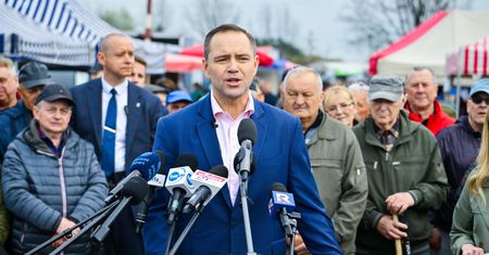 Zadał pytanie Nawrockiemu. Zwolennicy się oburzyli. "Precz z komuną"