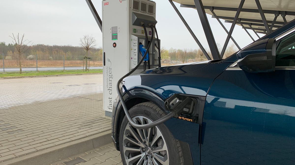 Nawet ze zwykłego gniazdka można naładować elektryka przez noc. szybsze ładowarki sprawdzają się w trasie