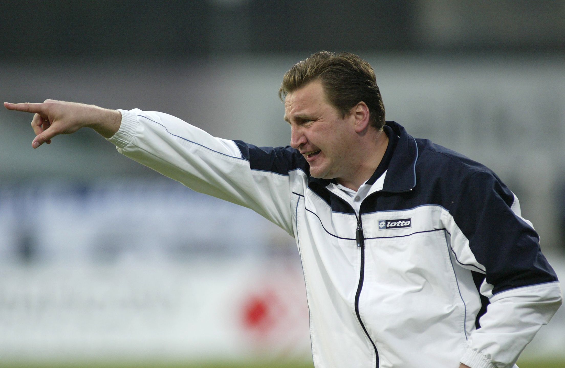 Czesław Michniewicz podczas meczu Lecha Poznań z Amicą Wronki o Puchar Polski, 2005 r.