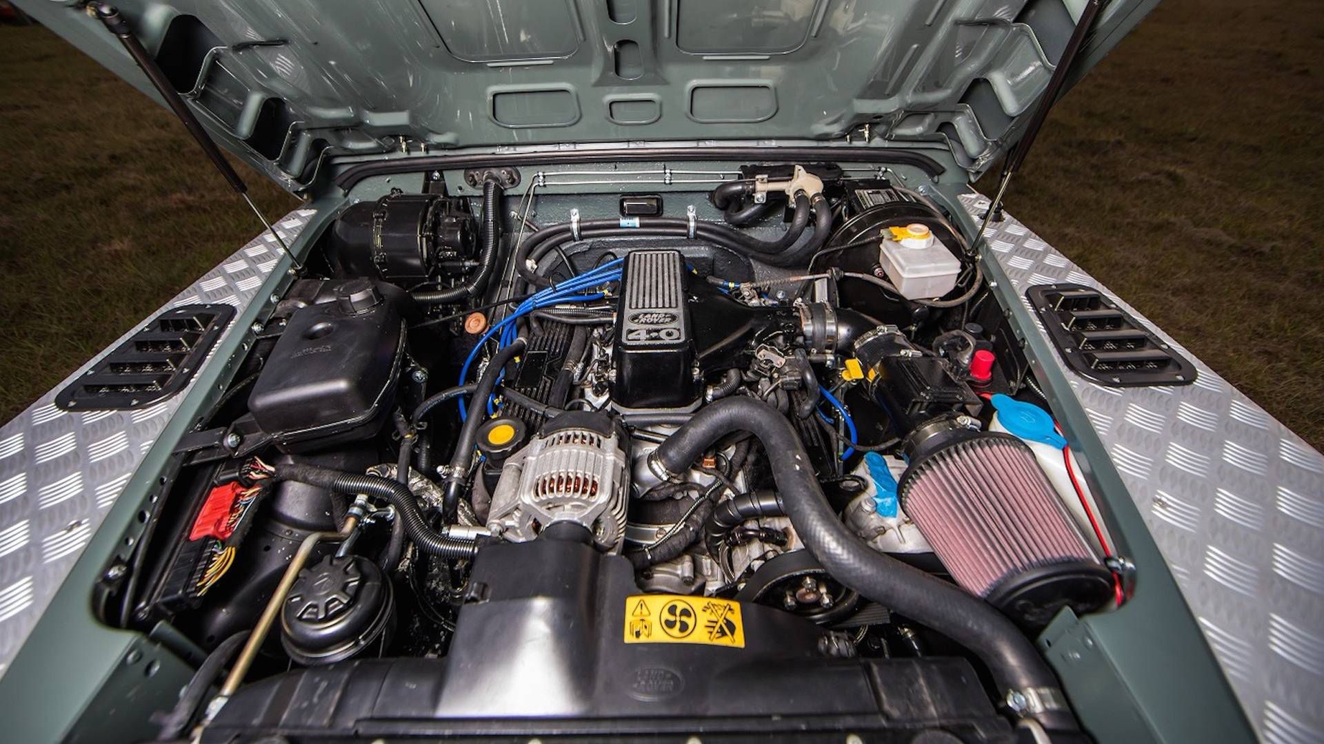 Klasycznie wyglądająca karoseria kryje silnik V8 Rovera, który w tym przypadku generuje 175 KM. Napęd na cztery koła jest przekazywany za pośrednictwem automatycznej skrzyni biegów ZF.