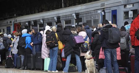Wojna na Ukrainie. Nie ma miejsc w pociągach do Polski, tłumy na dworcach