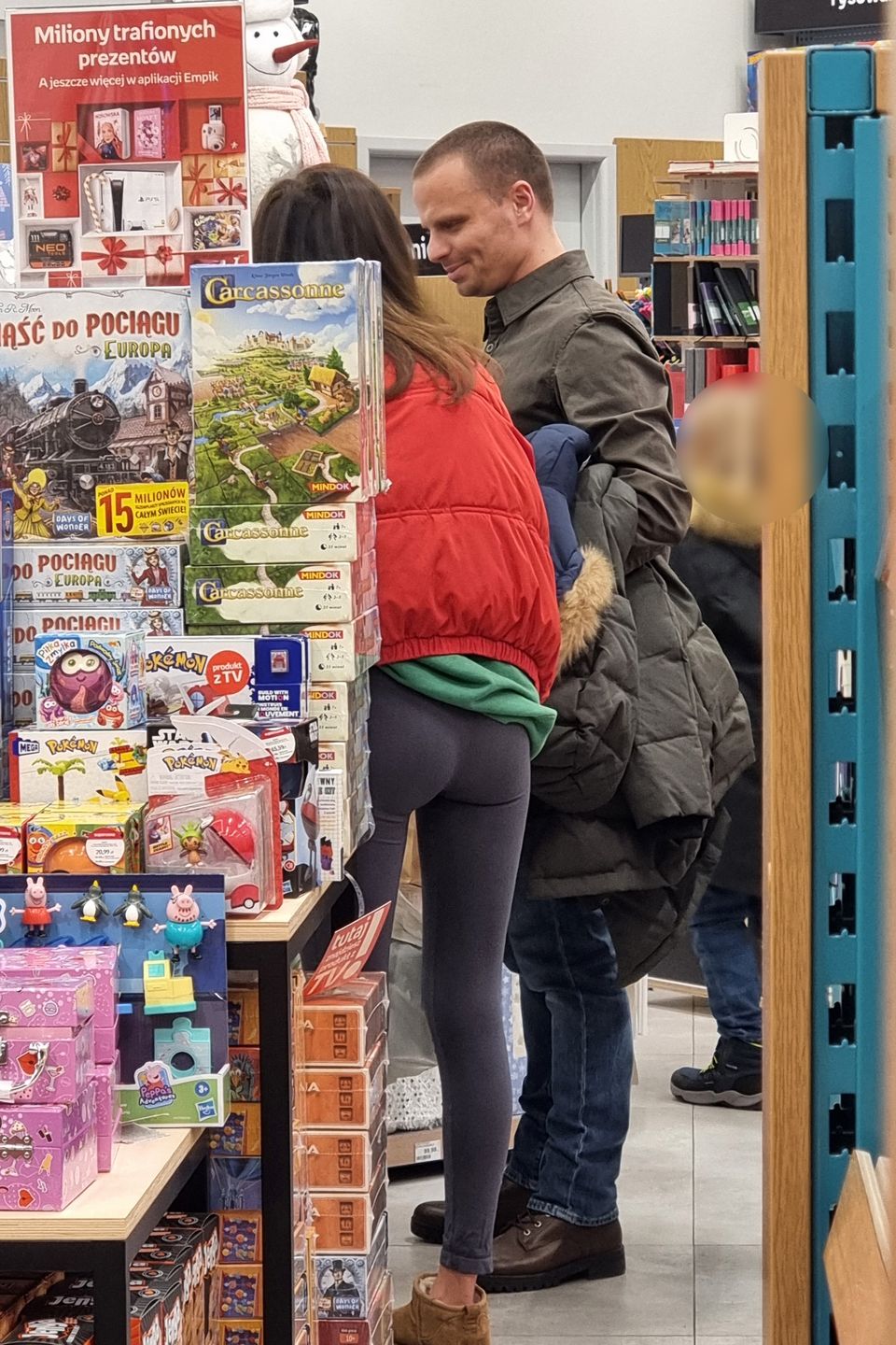 Marcin Hakiel na zakupach z córką i partnerką