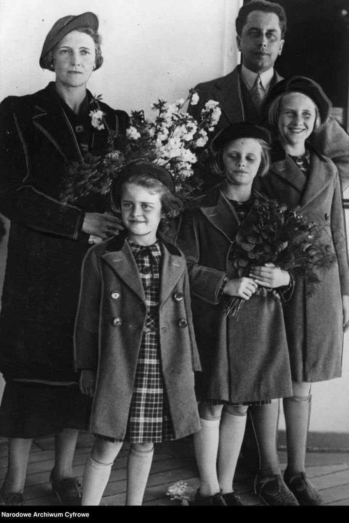 Tadeusz Romer z żoną i córkami na dworcu w Tokio, 1937 rok.Źródło: Narodowe Archiwum Cyfrowe, sygn. 1-D-818, domena publiczna.