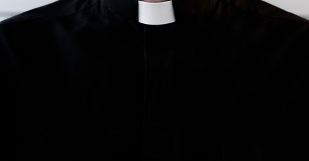 Wykorzystał niemal stu chłopców. Nie zapłacą ofierze księdza