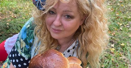 Magda Gessler pręży się na ściółce leśnej. Znalazła grzyby