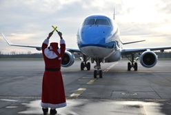 Mikołajki 2020. Nietypowi goście na lotnisku. Pasażerów witali i żegnali Mikołaje