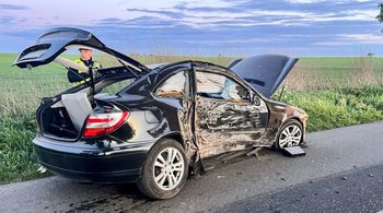 Rozbił mercedesa o drzewo. 19-latek miał prawko od trzech miesięcy