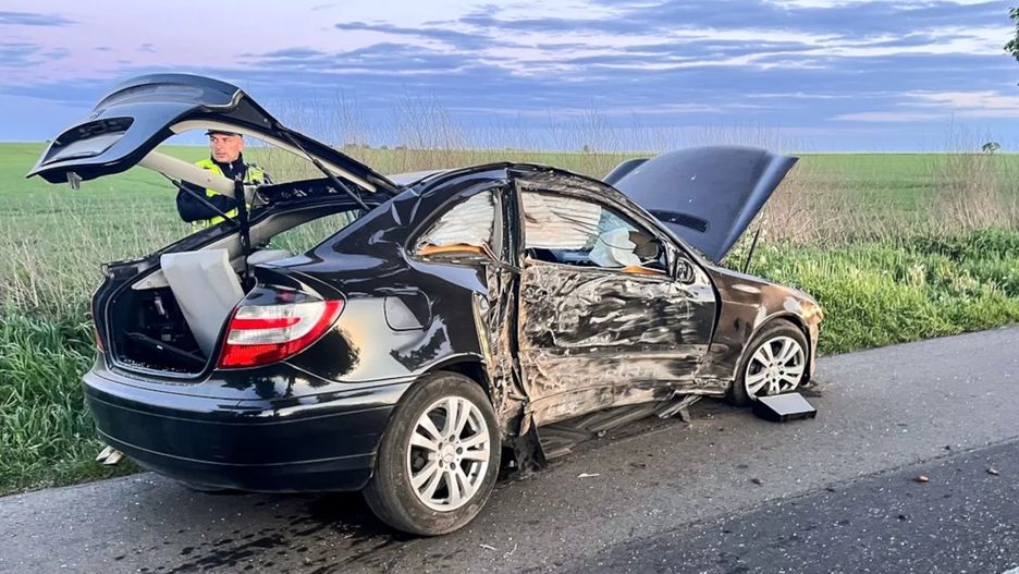 Roztrzaskał mercedesa o drzewo.