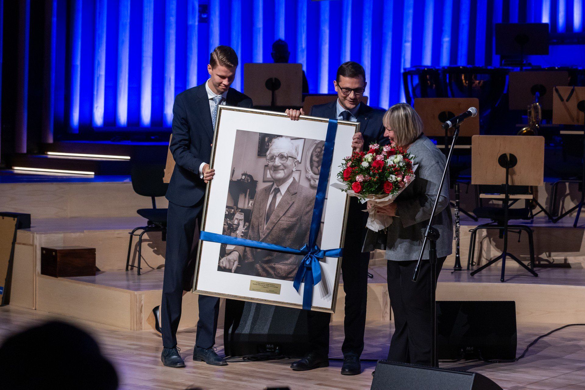 Michał Sztybel, wojewoda kujawsko-pomorski, przekazał na ręce prof. dr hab. Elżbiety Wtorkowskiej, rektor AMFN, oprawione zdjęcie z wizerunkiem Andrzeja Szwalbego.