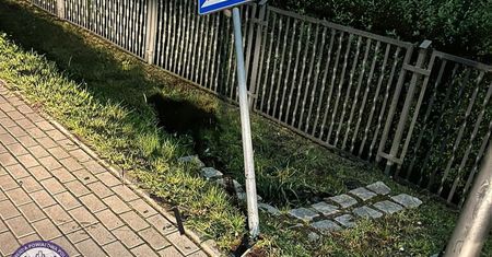 64-latka staranowała znaki drogowe i samochód. Jechała tylko po papierosy