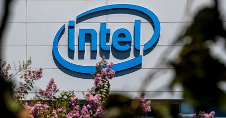 Intel wstrzymuje budowę fabryki w Polsce. Lawina komentarzy