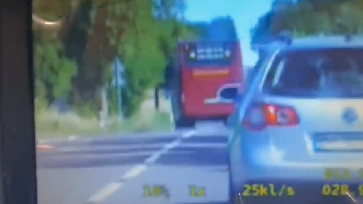 Niebezpieczne wyprzedzanie autokarem