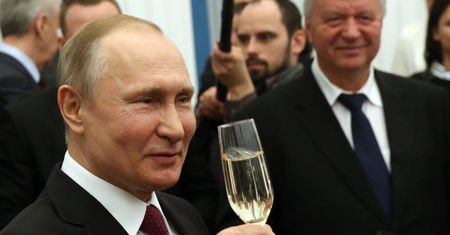 Pomimo tysięcy zabitych w rosyjskiej telewizji w Nowy Rok zapowiadają "świąteczny nastrój"