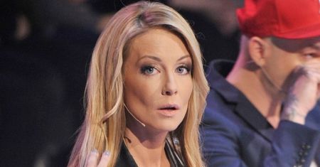 Promienna Małgorzata Rozenek pozuje z kwiatami. Internautka kąśliwie: "Ktoś nam się POSTARZAŁ"