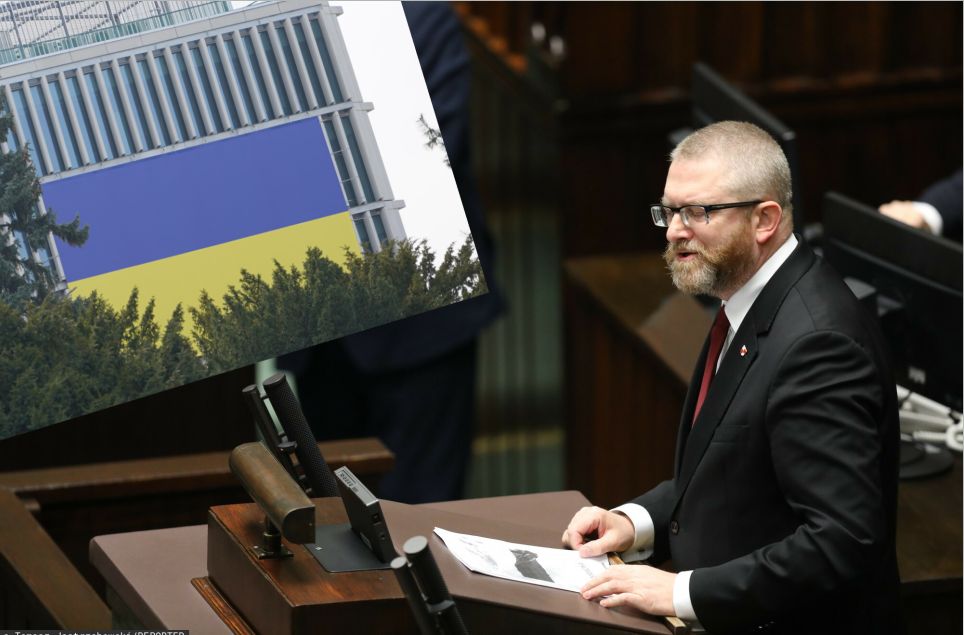 Burza w Sejmie. Braun chce usunięcia flagi Ukrainy (East News)