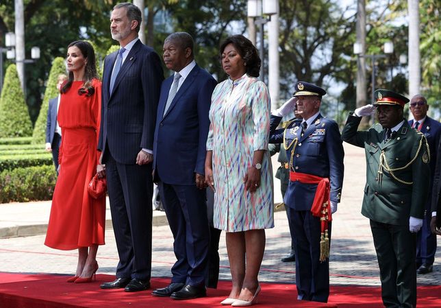 Spanish royals visit Angolaepa10454778 Angolan President Joao Lourenco (2-R) and First Lady Ana Dias Lourenco (R) pose with Spain's King Felipe VI (2-L) and Queen Letizia (L) on the last day of the Spanish royal couple's visit in Luanda, Angola, 08 February 2023. The Spanish royals were on a three-day official visit to Angola.  EPA/AMPE ROGERIO Dostawca: PAP/EPA.AMPE ROGERIO