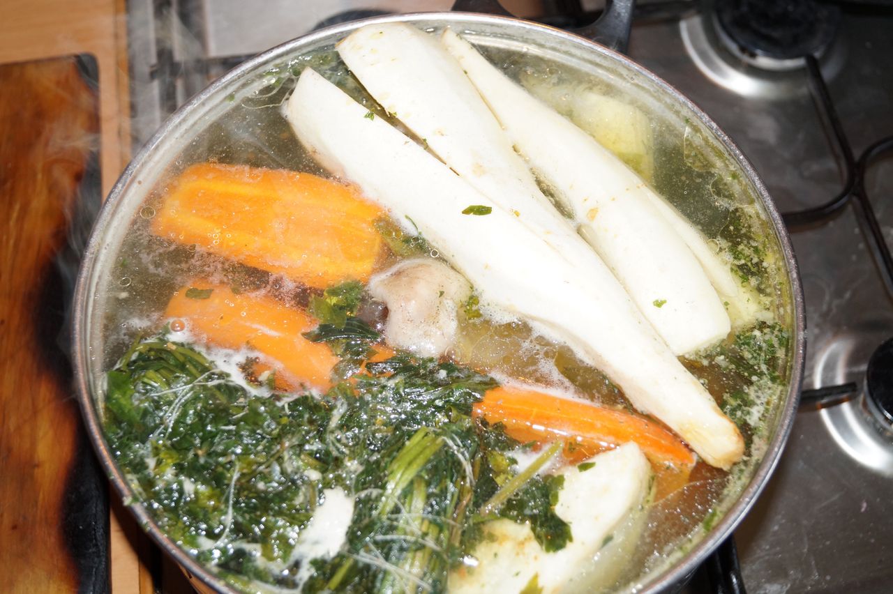 Prosty sposób na szumowiny w rosole. Zupa wyjdzie idealnie klarowna
