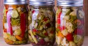 Wkładam do słoików i pasteryzuję. Na zimę mam kolorową i pyszną sałatkę