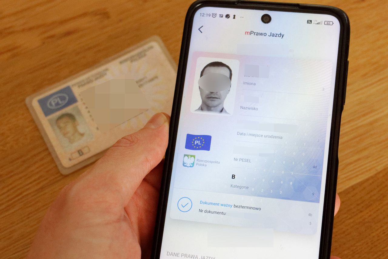 Będą zmiany w prawach jazdy - policjant poprosi o telefon