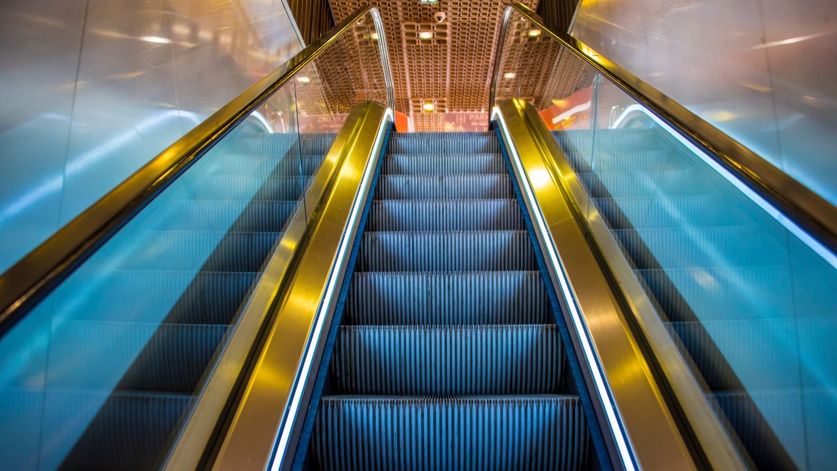 Jaką funkcję pełnią szczotki przy ruchomych schodach?