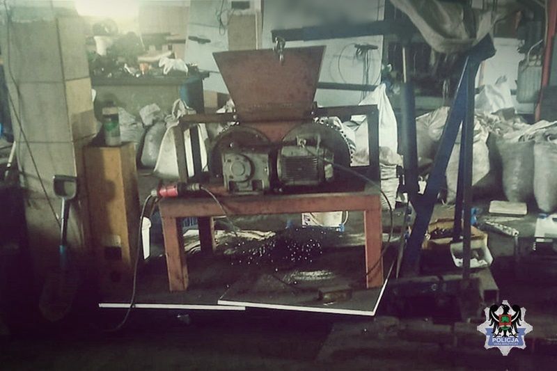 Kruszarka do węgla znaleziona przez policjantów na jeden z prywatnych posesji w Wałbrzychu.